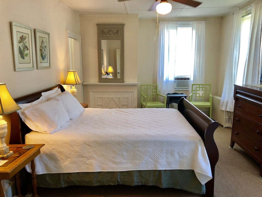 Rogues Harbor Inn - photo 11