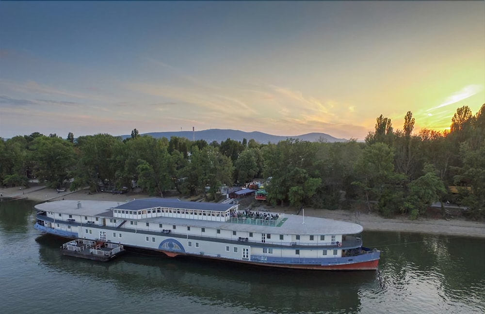 Aquamarina Boathotel — 4-Star Luxury Hotel in Budapest, Hungary