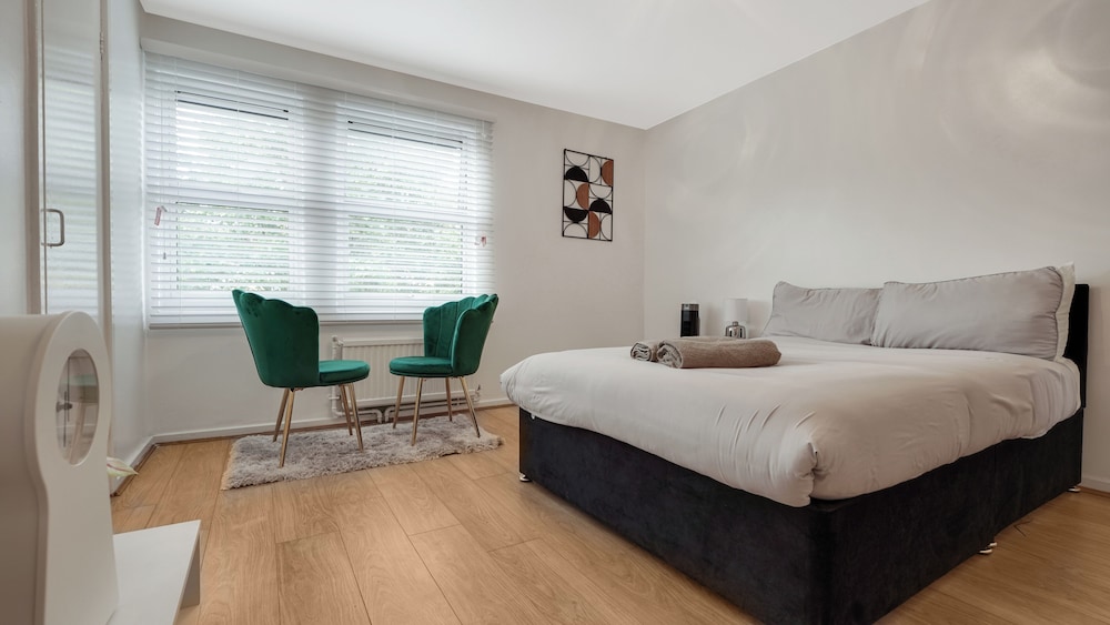 London Flat Garden Access Sleeps 3 Parking — 4-Star Luxury Hotel in London, United Kingdom