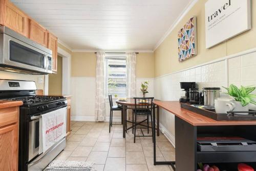 HostWise Stays Block to AGH King Bed Free Off Street Parking in Pittsburgh, United States