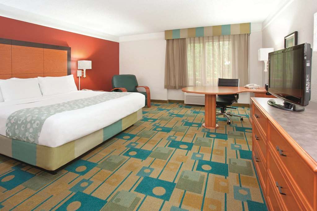 La Quinta Inn & Suites by Wyndham Colorado Springs South AP - photo 25