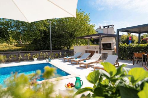 Mediterranes Apartment nur 100 Meter zum Strand mit Salzwasserpool und Jacuzzi — 4-Star Luxury Hotel in Funtana, Croatia