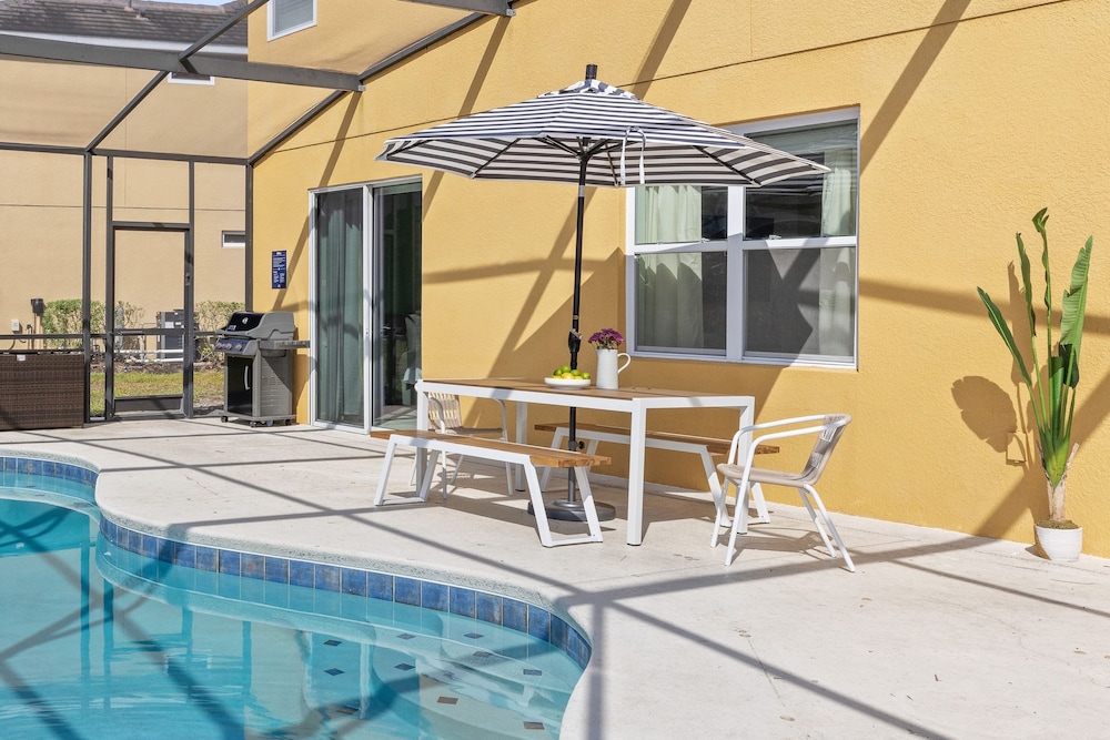 Sleeps 18 Solterra Resort Pool GameRoom Themed BDRs Broad Oak by AvantStay - photo 18