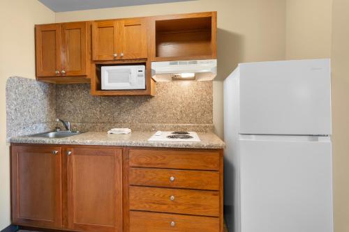 Risewell Kitchen Suites Pleasanton - photo 3