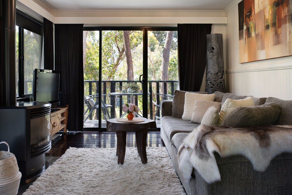 Lardi Lane romantic getaway — carbon neutral stay, Daylesford