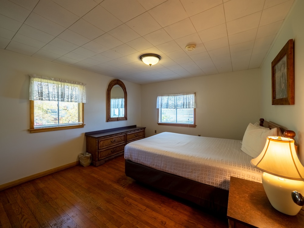 Lake 'N Pines Motel - photo 27