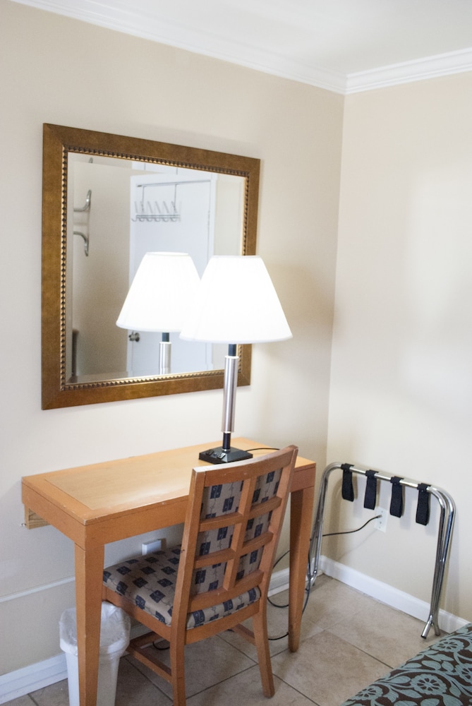 Boardwalk Hotel Charlee & Beach House Rentals - photo 33