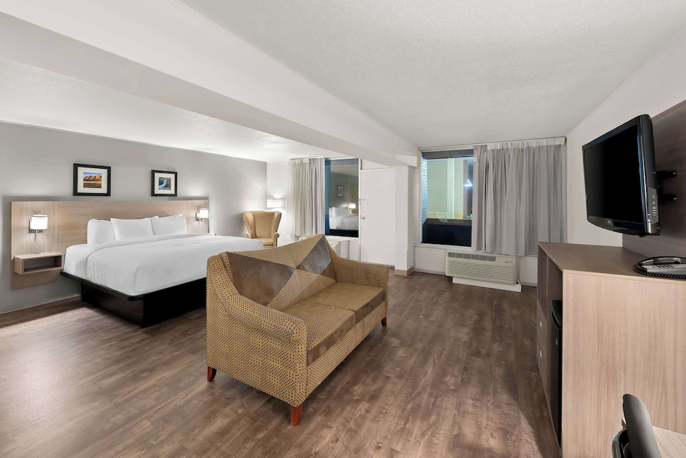 Clarion Inn & Suites and Convention Center - photo 23