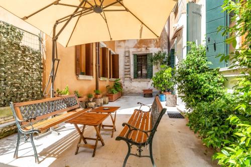 Queen House Venezia — 4-Star Luxury Hotel in Venice, Italy