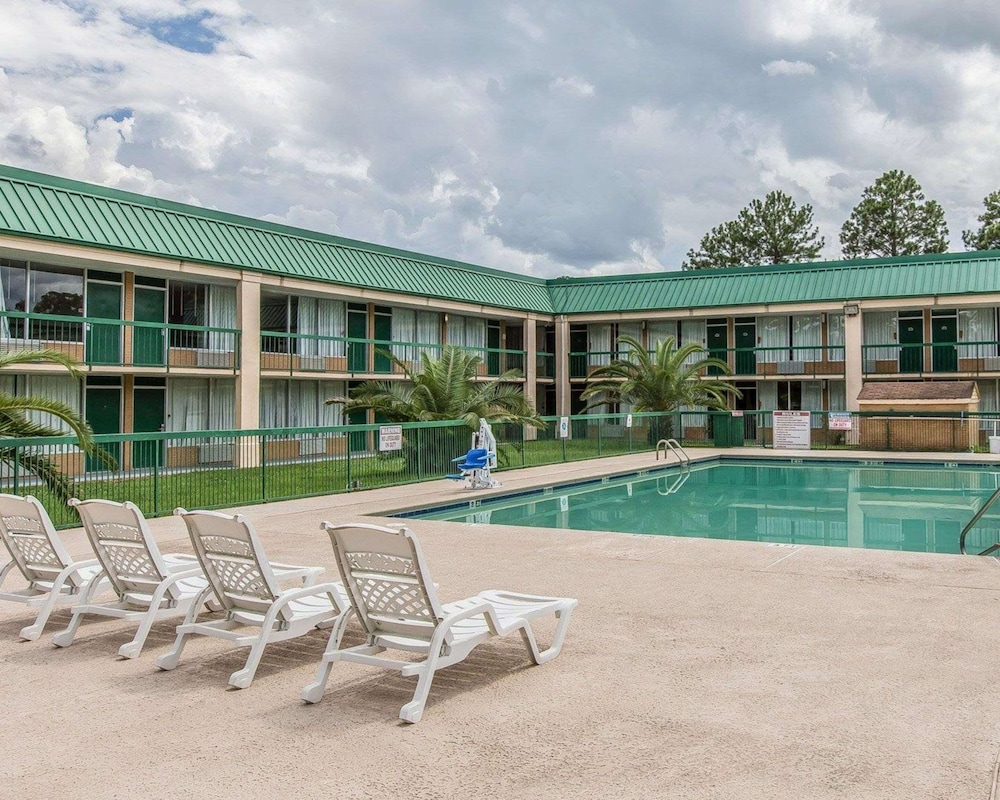 Econo Lodge Douglas - photo 39