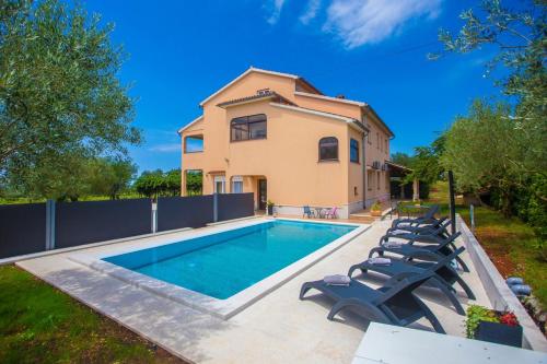 Three Bedroom Apartment Mir with Private Infinity Pool — 4-Star Luxury Hotel in Sveti Lovrec Pazenaticki, Croatia
