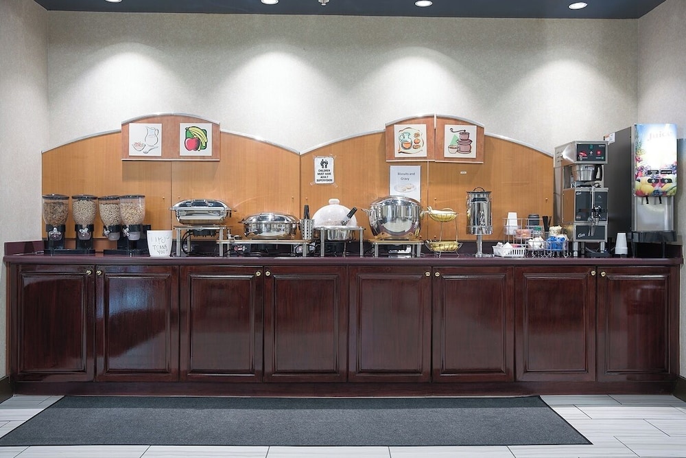 Evergreen Inn and Suites - photo 30