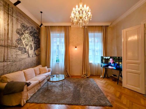 RB64 Classy & Spacious Home near Villa District — 4-Star Luxury Hotel in Budapest, Hungary