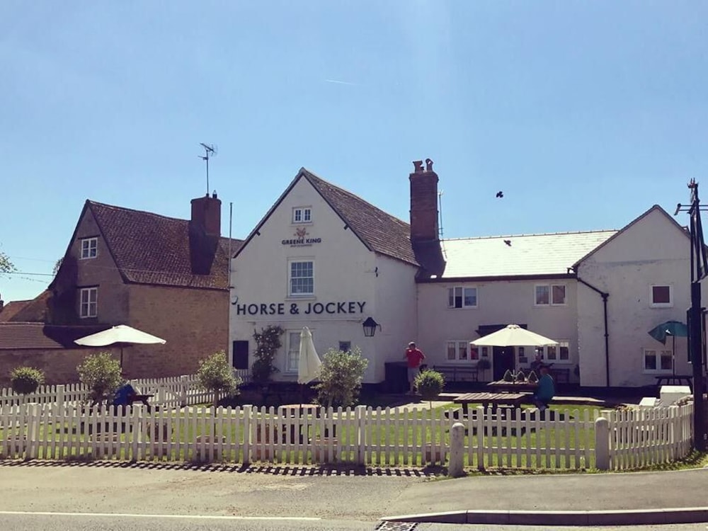 Horse and Jockey - carbon neutral hotel in Stanford In The Vale