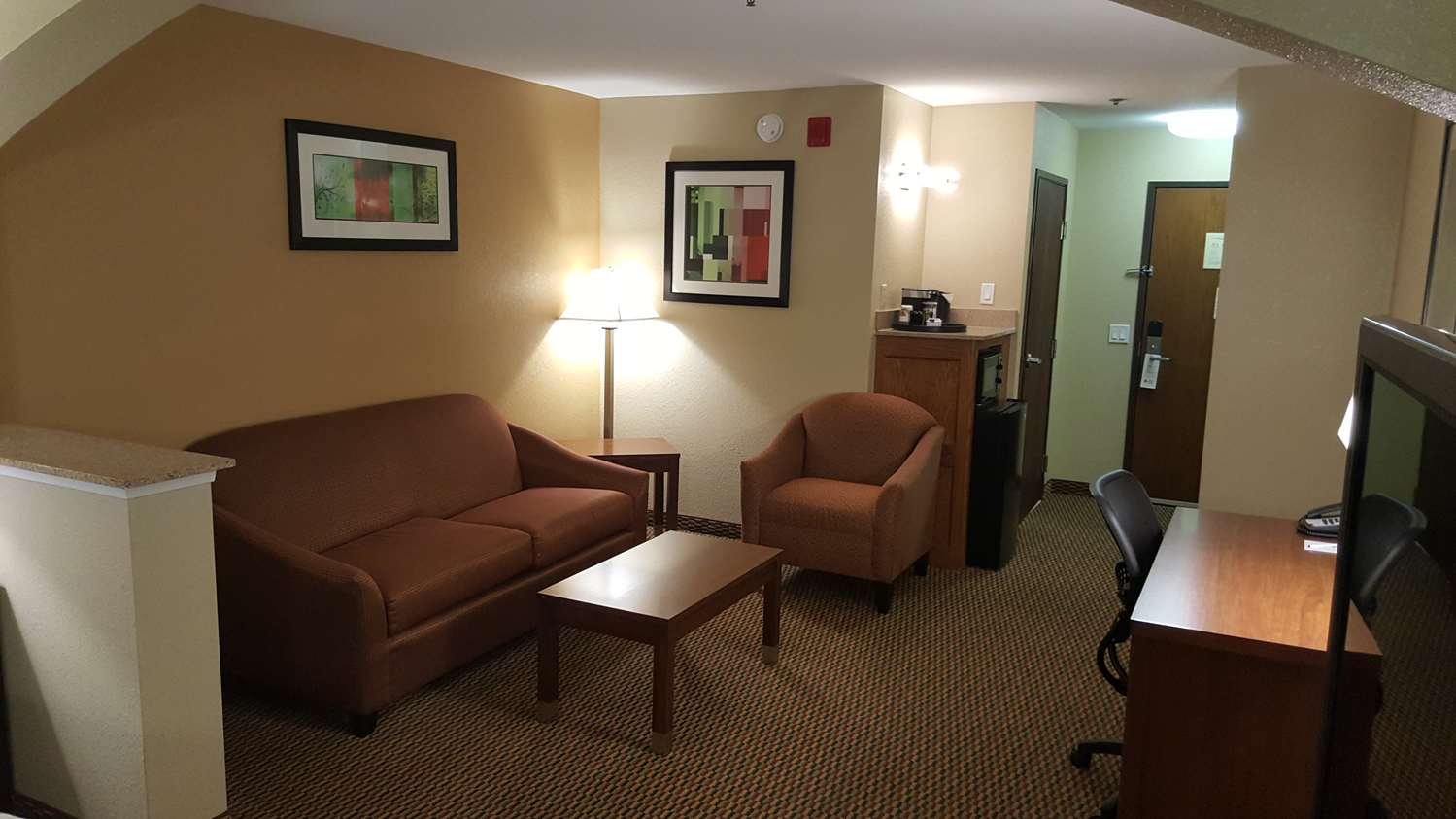 Airport Inn and Suites - photo 12