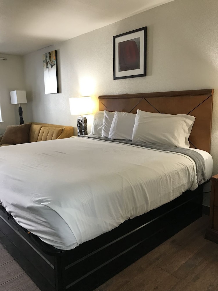 Cedar Creek Inn - photo 8
