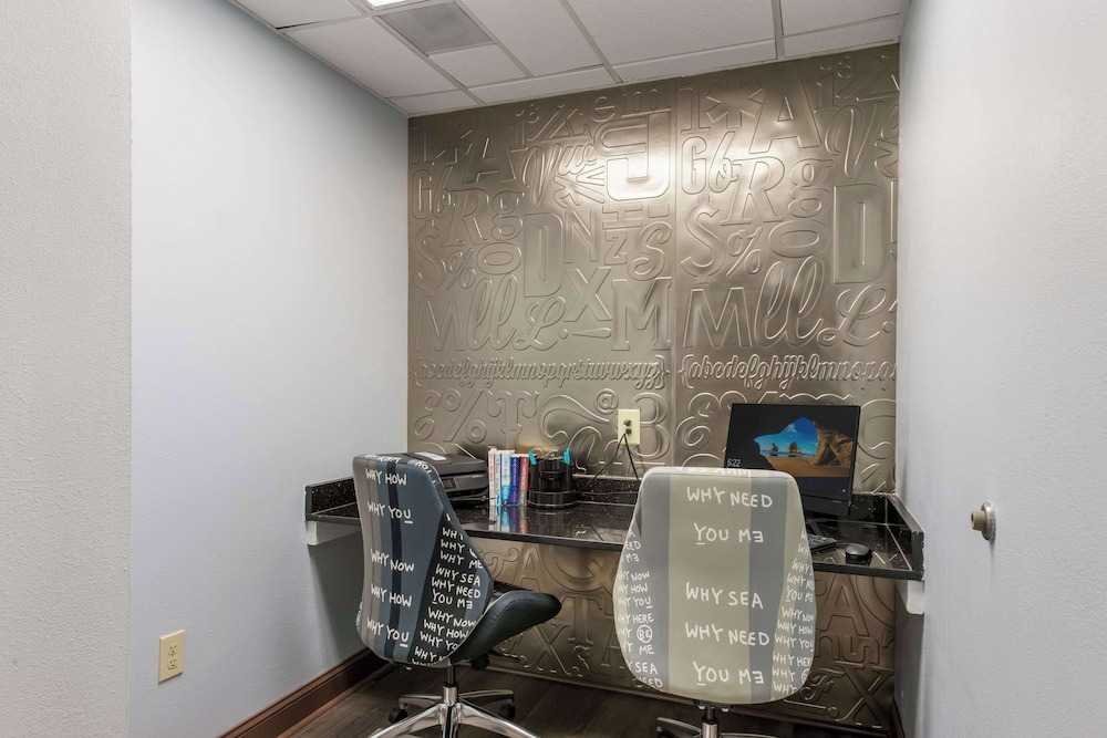 Clarion Pointe Greensboro Airport - photo 49