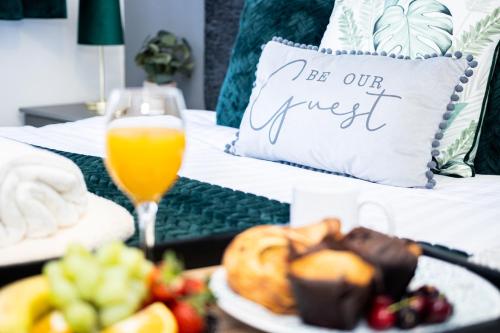 Dudley 3 Bed House Perfect For Contractors Families Long & Short Stay — 4-Star Luxury Hotel in Dudley, United Kingdom