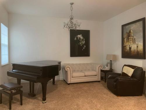 Comfort And Style Full Bed Shared Bathroom — Vacaville