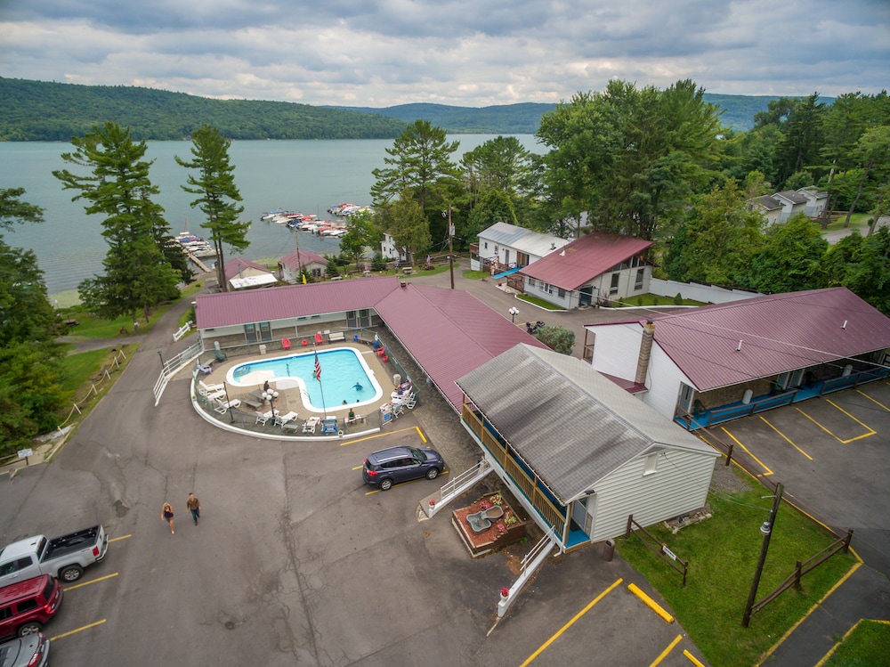 Lake 'N Pines Motel - photo 77