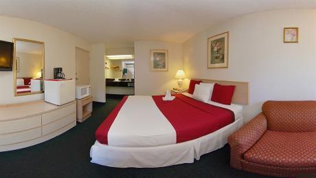 Econo Lodge - photo 13