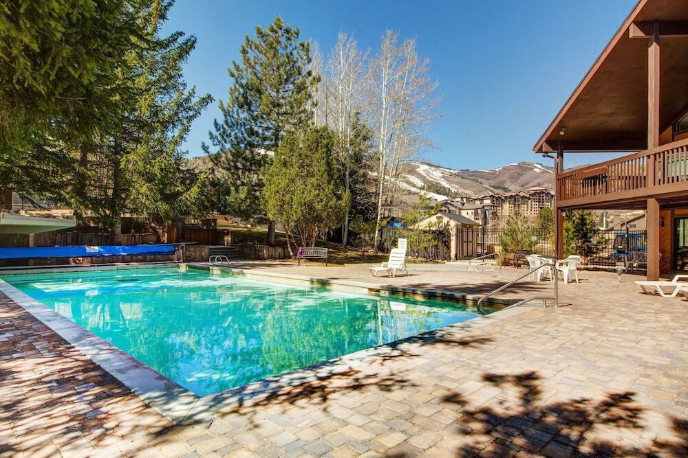 New Listing Refined Resort style Ski 1 Bedroom Condo - carbon neutral hotel in Bridgeport