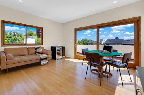 Pacific Views Retreat Rooftop Deck Game Room Fire Pit & Cozy Backyard — 4-Star Luxury Hotel in San Diego, United States