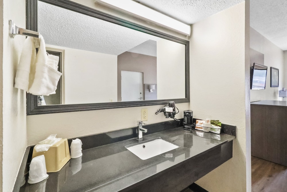 Red Roof Inn & Suites Fayetteville Fort Bragg - photo 24