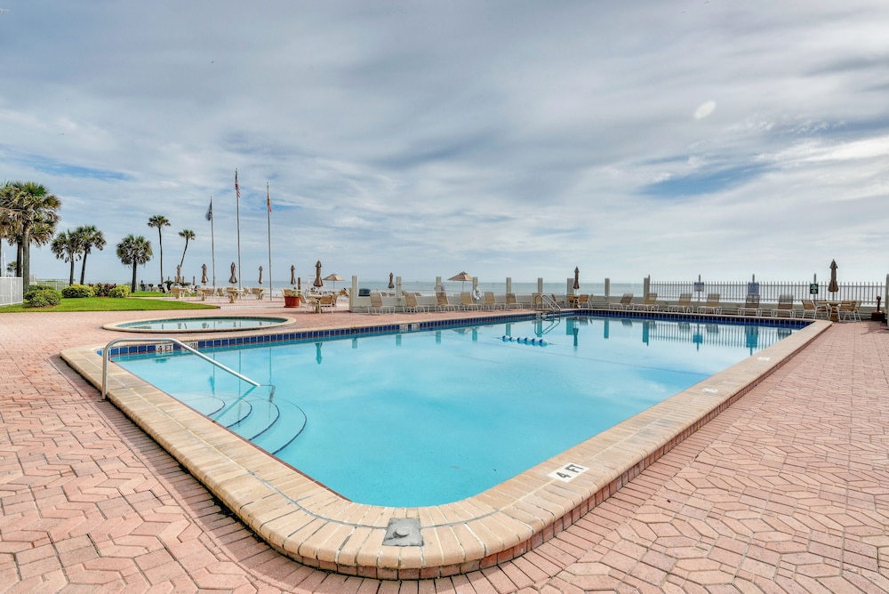 Daytona Beach Condo with Ocean View Balcony — 4-Star Luxury Hotel in Daytona Beach, United States