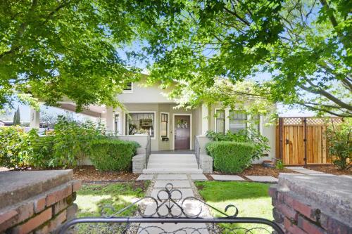 Bungalow At Sonomas Historic Plaza Includes Wine Tasting Passport — 4-Star Luxury Hotel in Sonoma, United States