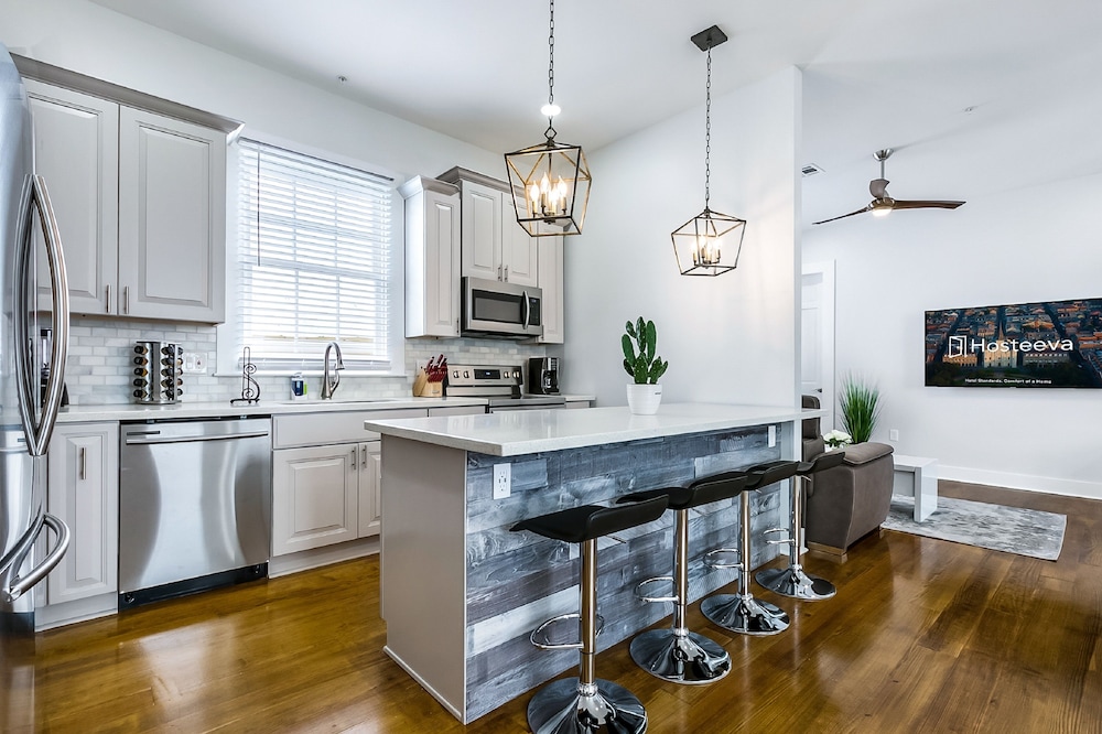 Newly Renovated 4BD Penthouse - photo 3