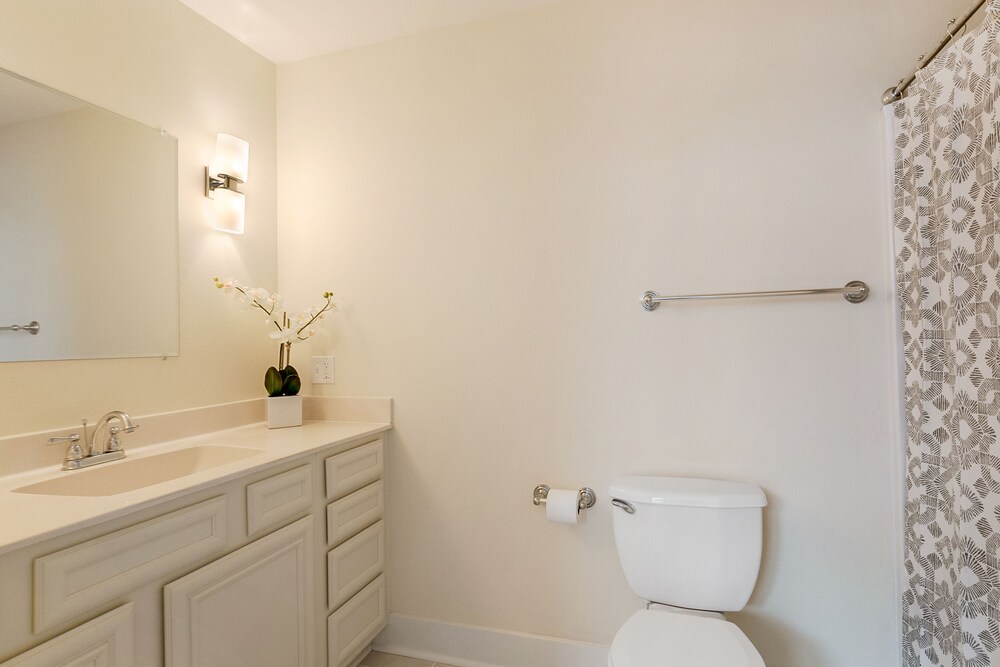 Hip 2BR in Arts Warehouse District - photo 41