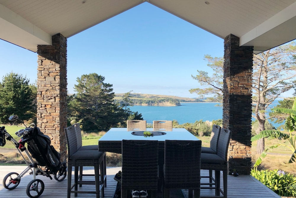 Modern Coastal Home & Award winning Golf — 4-Star Luxury Hotel in Auckland, New Zealand