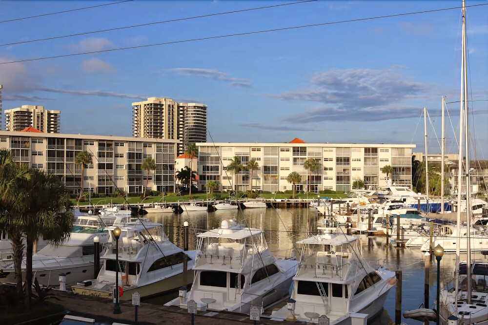 Camelot Waterfront Inn - photo 47
