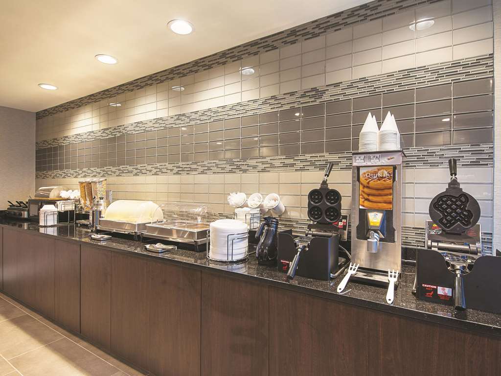 La Quinta Inn & Suites by Wyndham Austin Round Rock - photo 38