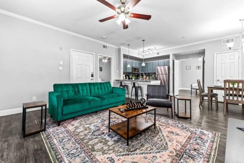 Modern 2Bd 1Ba Apt Pool Gym — 4-Star Luxury Hotel in Haltom City, United States