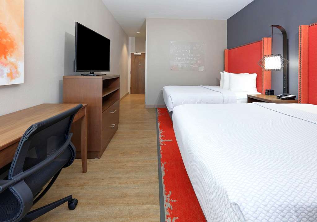 La Quinta Inn & Suites by Wyndham Lakeway - photo 17