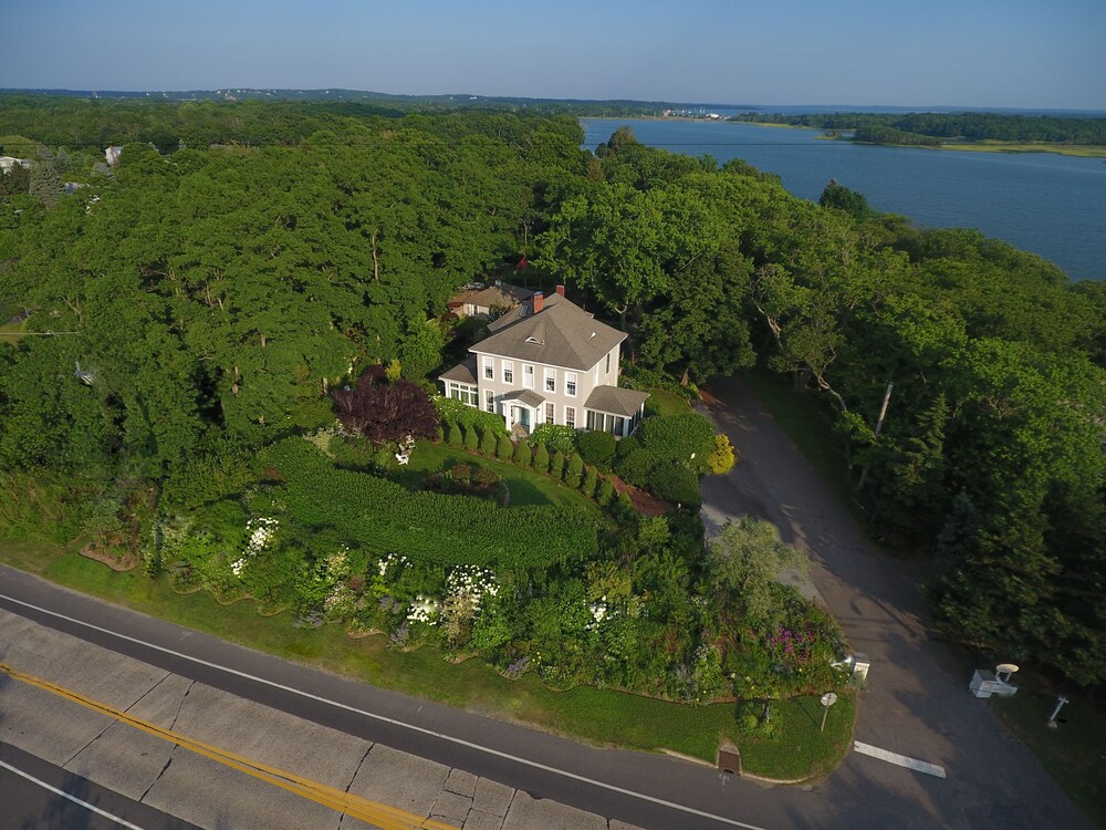 Shorecrest Bed And Breakfast 5869216 — Southold