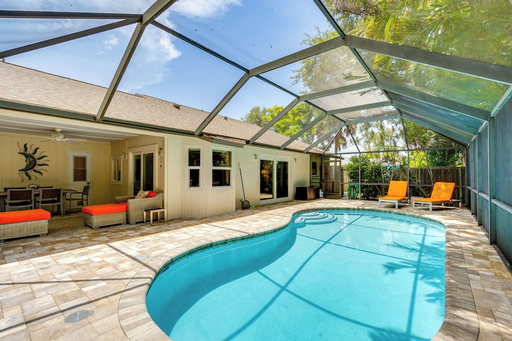 Pet Friendly Home with Pool Close to Venice Beaches — 4-Star Luxury Hotel in Venice, United States
