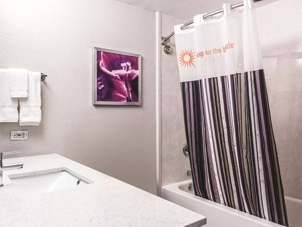 La Quinta Inn & Suites by Wyndham San Antonio Downtown - photo 16