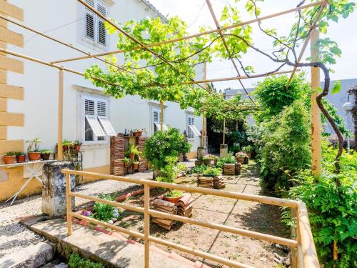 Guest House Ivana Two Bedroom Apartment with Garden