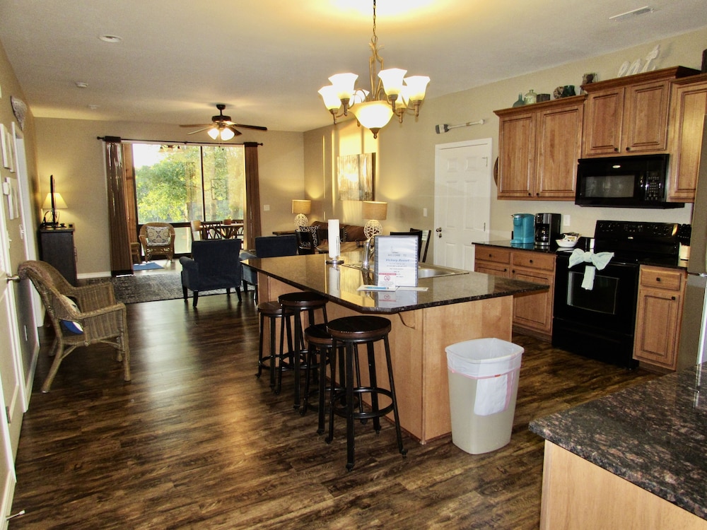 Lower Level Condo B 1 — 4-Star Luxury Hotel in Hollister, United States