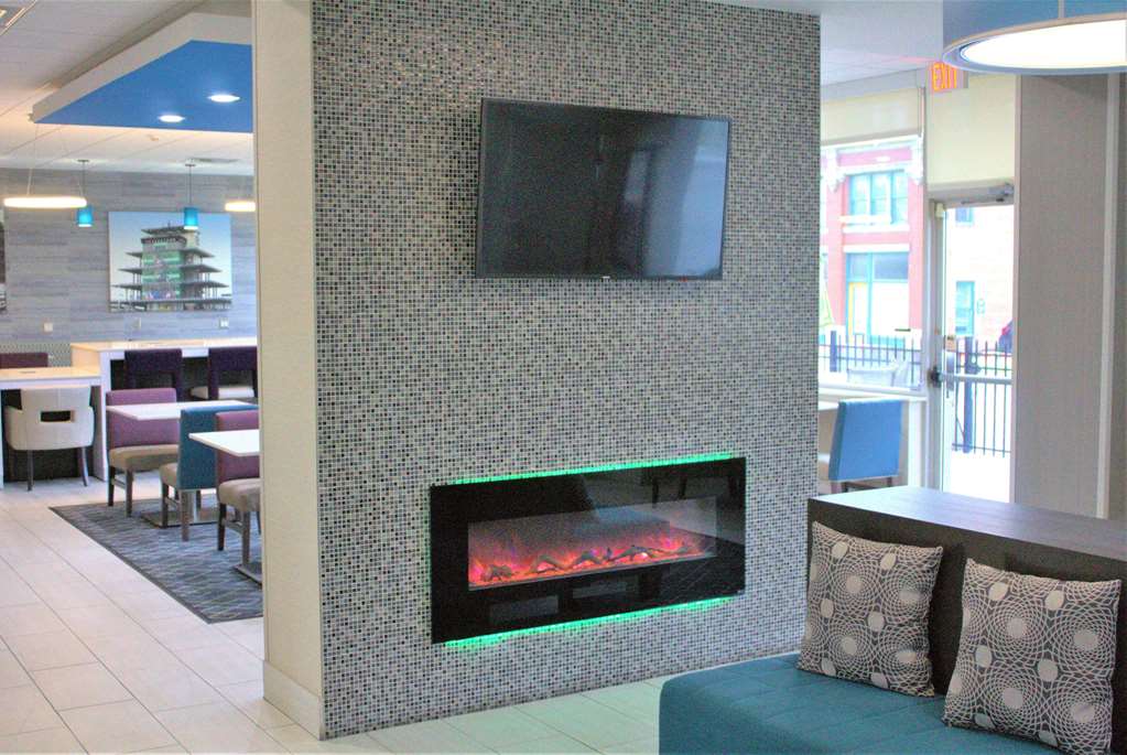 La Quinta Inn & Suites by Wyndham Indianapolis Downtown - photo 4