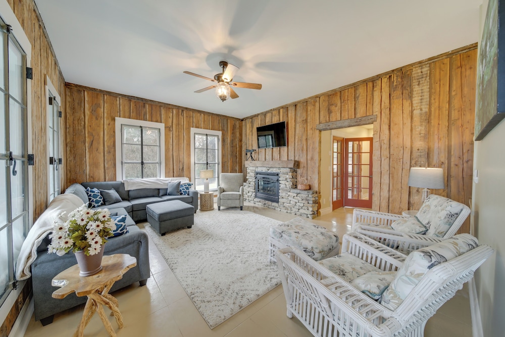Scenic Loon Lake Adventure Retreat with Dock — hotel in Chewelah