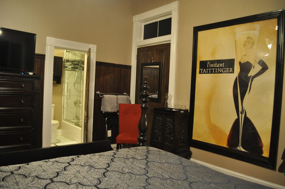 The Mardi Gras House - photo 17