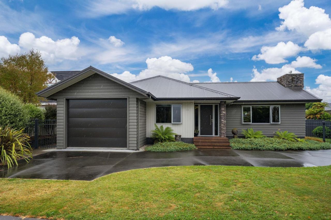 Bach 32 Taupo Holiday Home — 4-Star Luxury Hotel in Taupo, New Zealand
