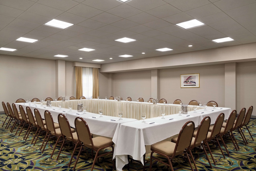 Embassy Suites by Hilton Brunswick - photo 35