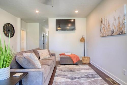 Relax at Indy Retreat 3 BD 3BA Pvt Deck Near Downtown — 4-Star Luxury Hotel in Indianapolis, United States