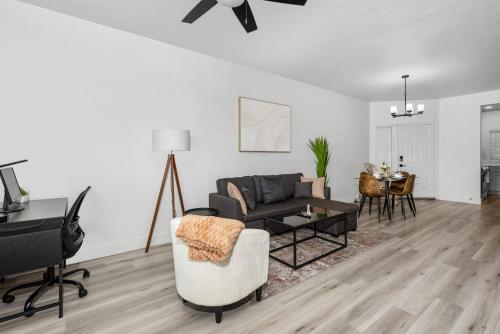 Stylish 2BR Pool Yoga Rm Gym Cabanas BBQ Prkng — 4-Star Luxury Hotel in Scottsdale, United States