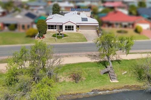 Lakefront Beauty Pet friendly in Yarrawonga, Australia